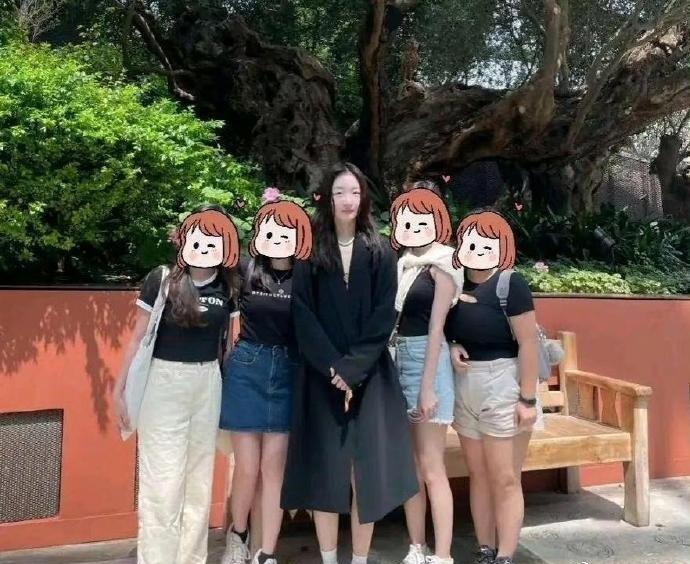 你以为的明星不过如此，但是和素人合照就发现区别太大了，看看赵丽颖和周冬雨就知道了