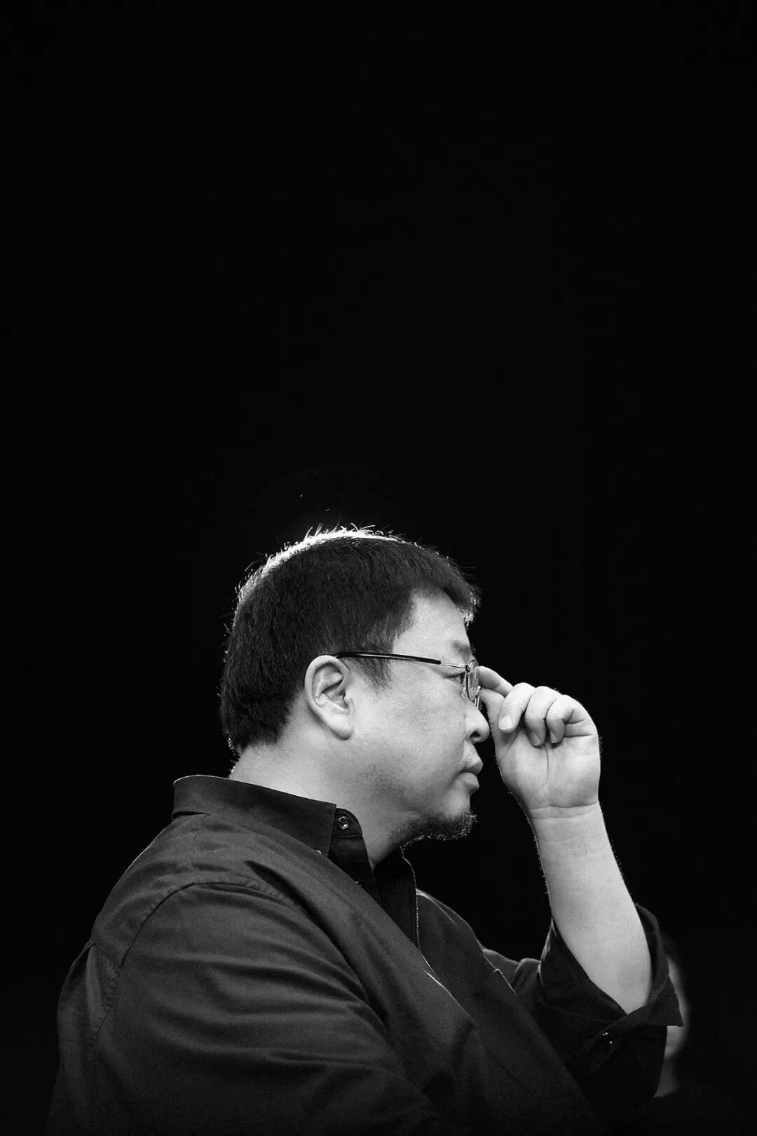 我觉得罗永浩脑子里有俩小人儿在打架：一个小人儿说：老罗，认命吧，你就踏踏实实卖