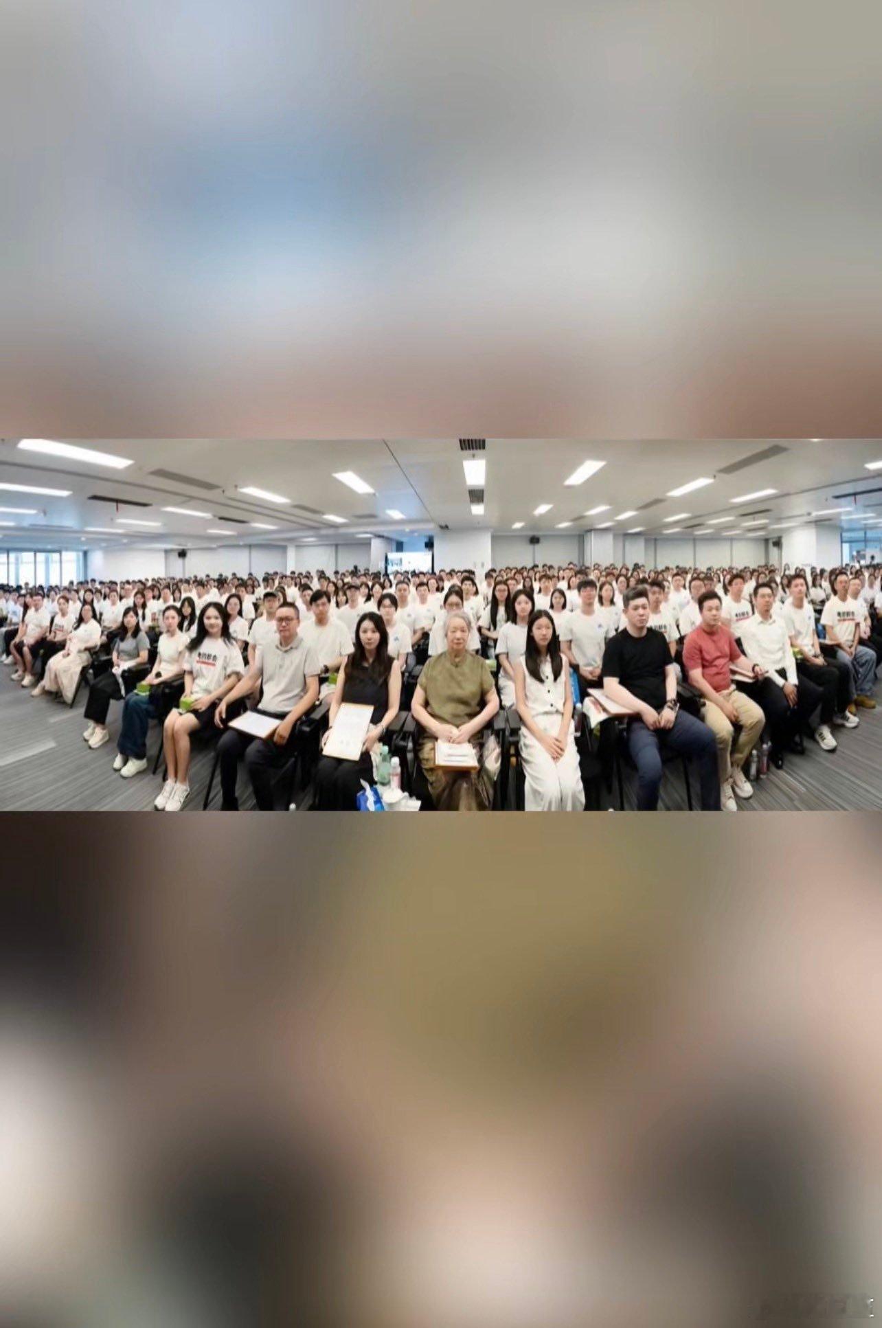 张雪峰原配妻子、张雪峰妈妈、张雪峰女儿，一起出现在峰学蔚来全体股东大会上，张雪峰