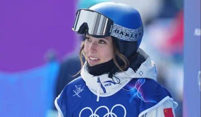 大年初四，谷爱凌对万斯等人的批评回应来了！ 谷爱凌说：“我很受宠若惊。谢谢你