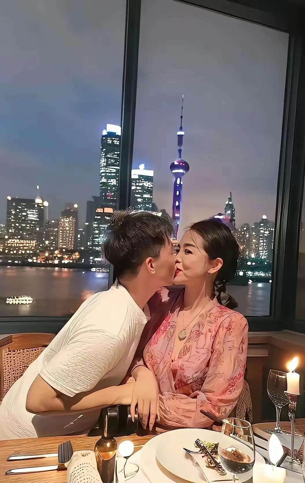 黄埔江作证，43岁阿姨与00后帅小伙儿真挚爱情。现在的社会，有些事儿令很多人觉