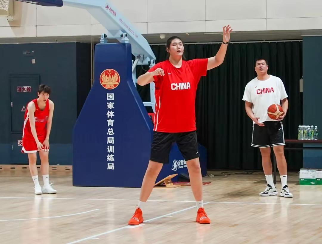 大嘴杨毅揭秘张子宇的训练秘闻！从国青开始张子宇就有专门的体能师和医生，这两个人是