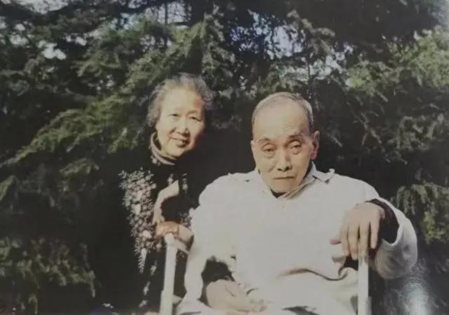 1949年，范纪曼被毛人凤判了死刑，行刑的前一天晚上，他突然对看守说他肚子疼，要