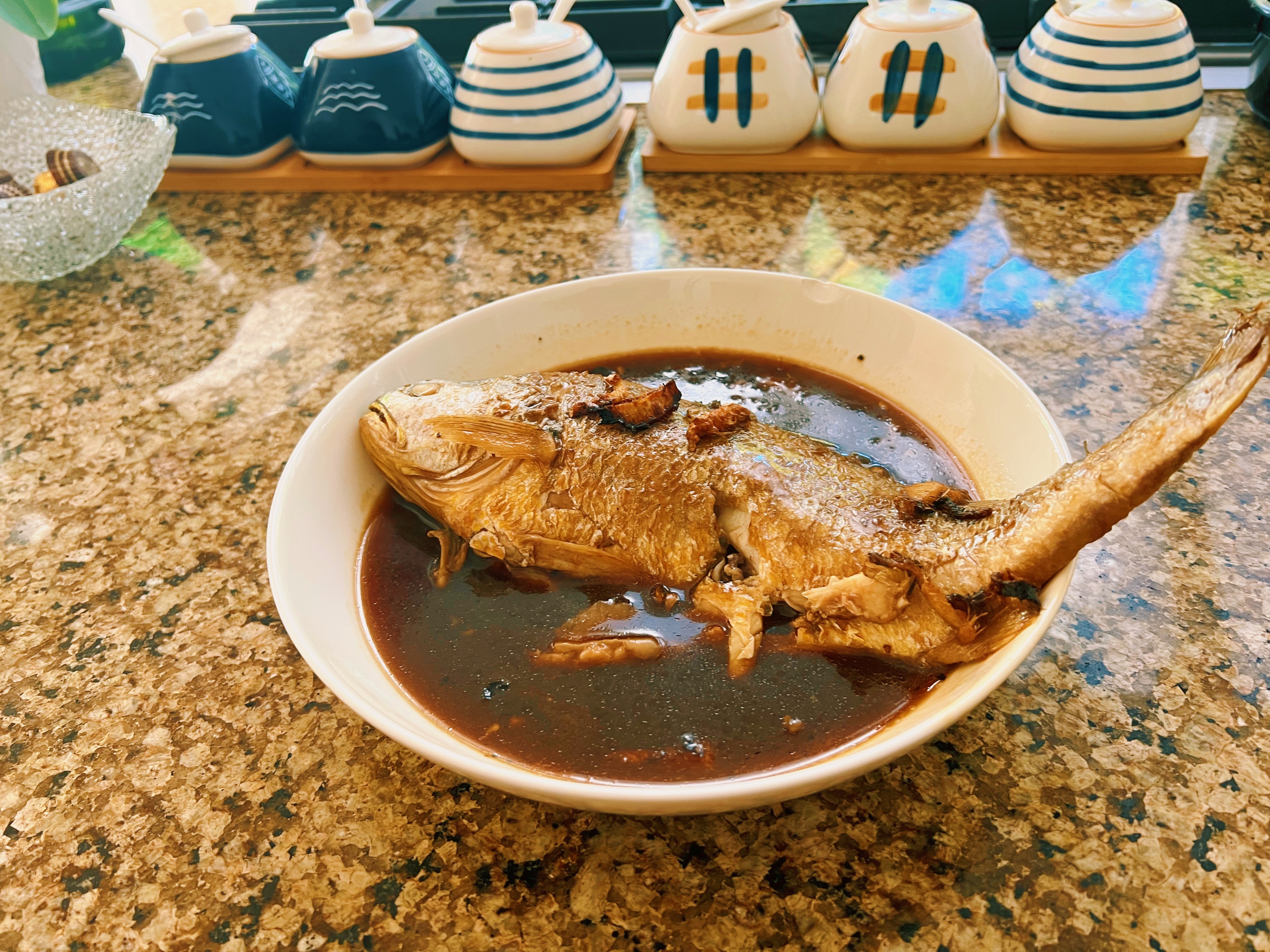 晚饭做了芹菜炒鱿鱼和糖醋大黄鱼。这边只买到大只的西芹