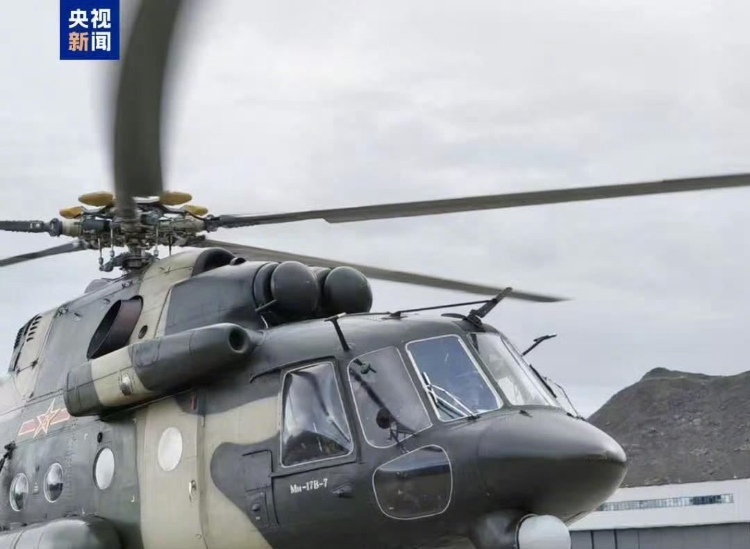 高原型米-171直升机在8时左右就抵灾区上空，西藏军区的陆航旅紧接着派出多架直升机深入核心区。机组人
