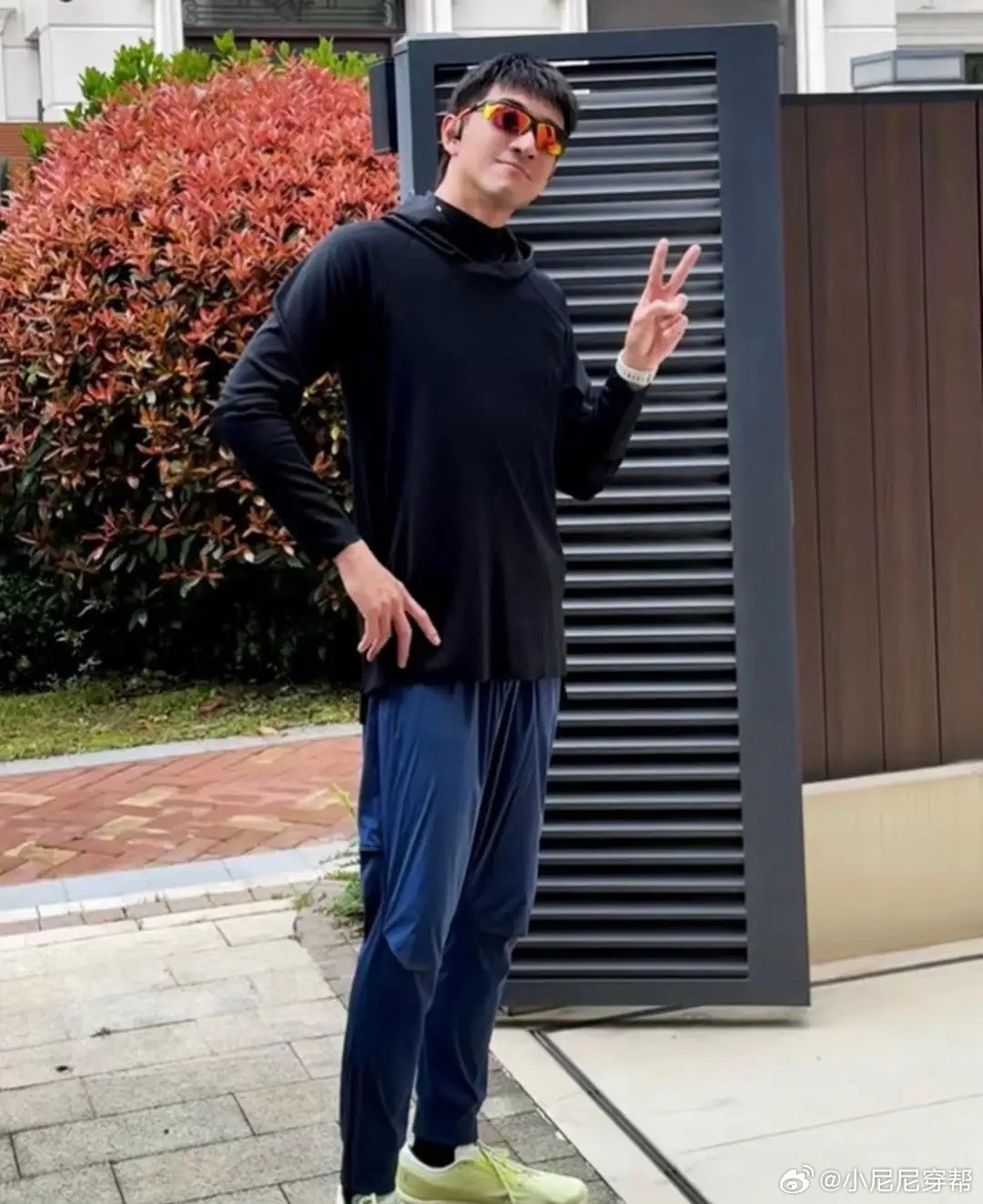 林更新在上海跑步被偶遇，他的打扮酷帅有型，身材又高又瘦，脸部状态一般，法令纹好重