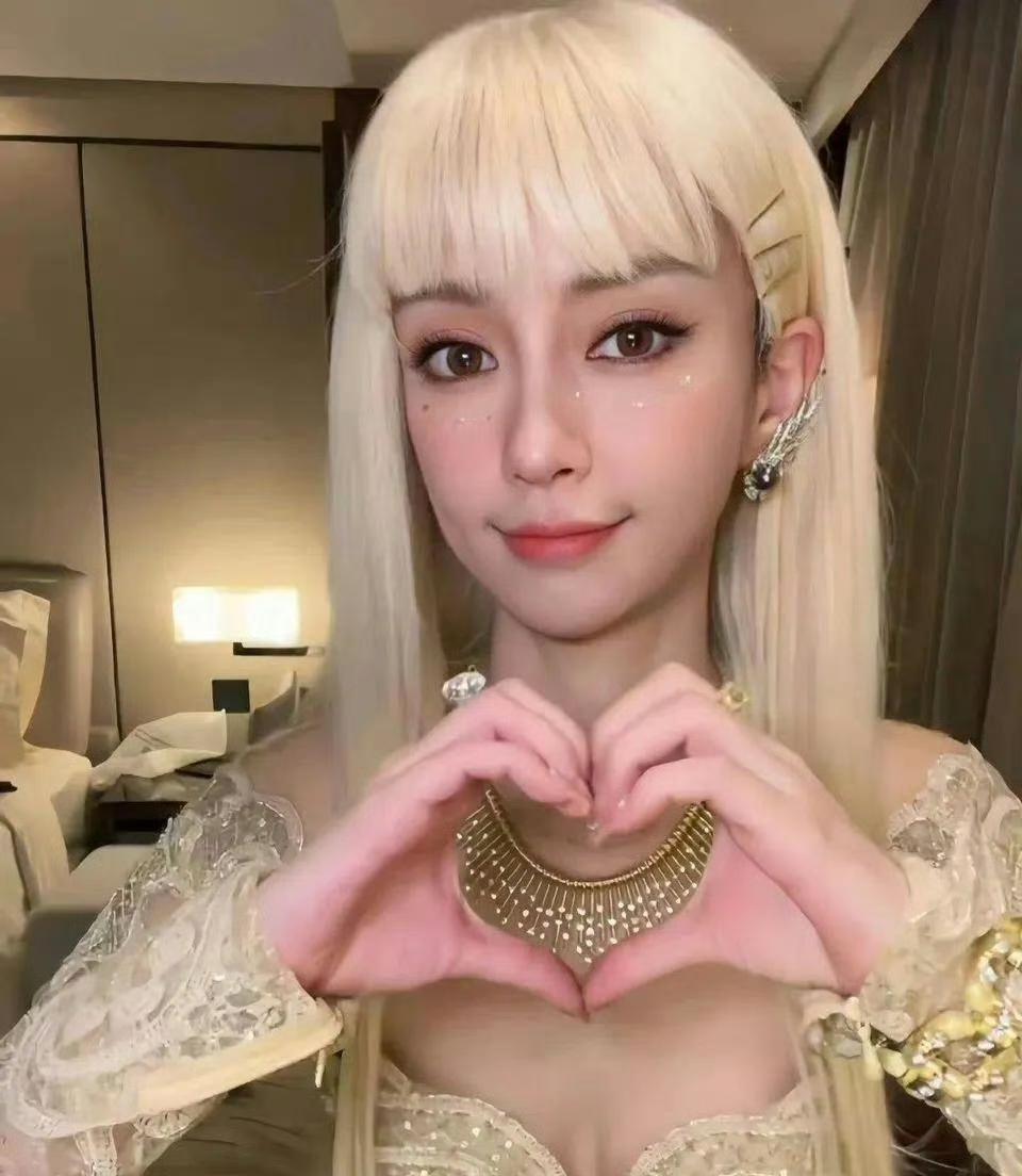 她与黄晓明离婚后越来越低调了！穿不合身礼服戴廉价头饰，气质变了！由以前豪门公主范