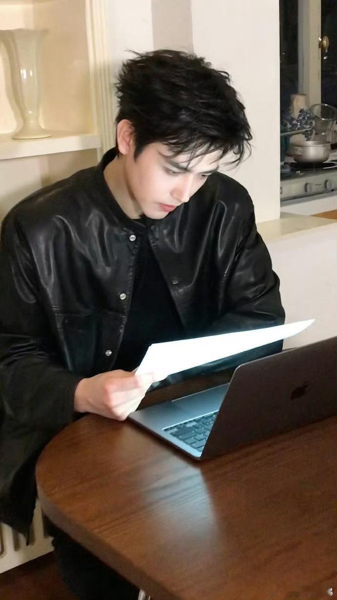 演员陈飞宇的含金量还在上升陈飞宇一路靠作品稳步成长，《纯真年代的爱情》成绩亮眼，