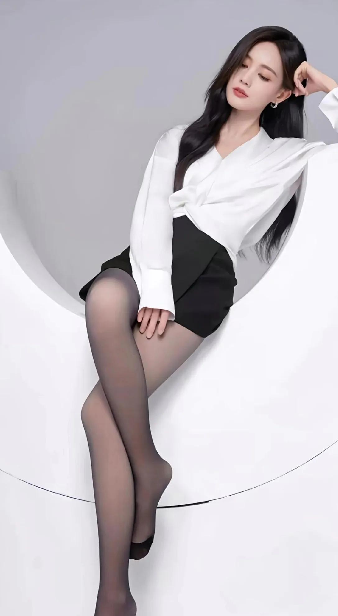 李一桐这组图把“轻熟氛围感”焊在身上了！黑丝+简约穿搭，美到自带滤镜谁懂李