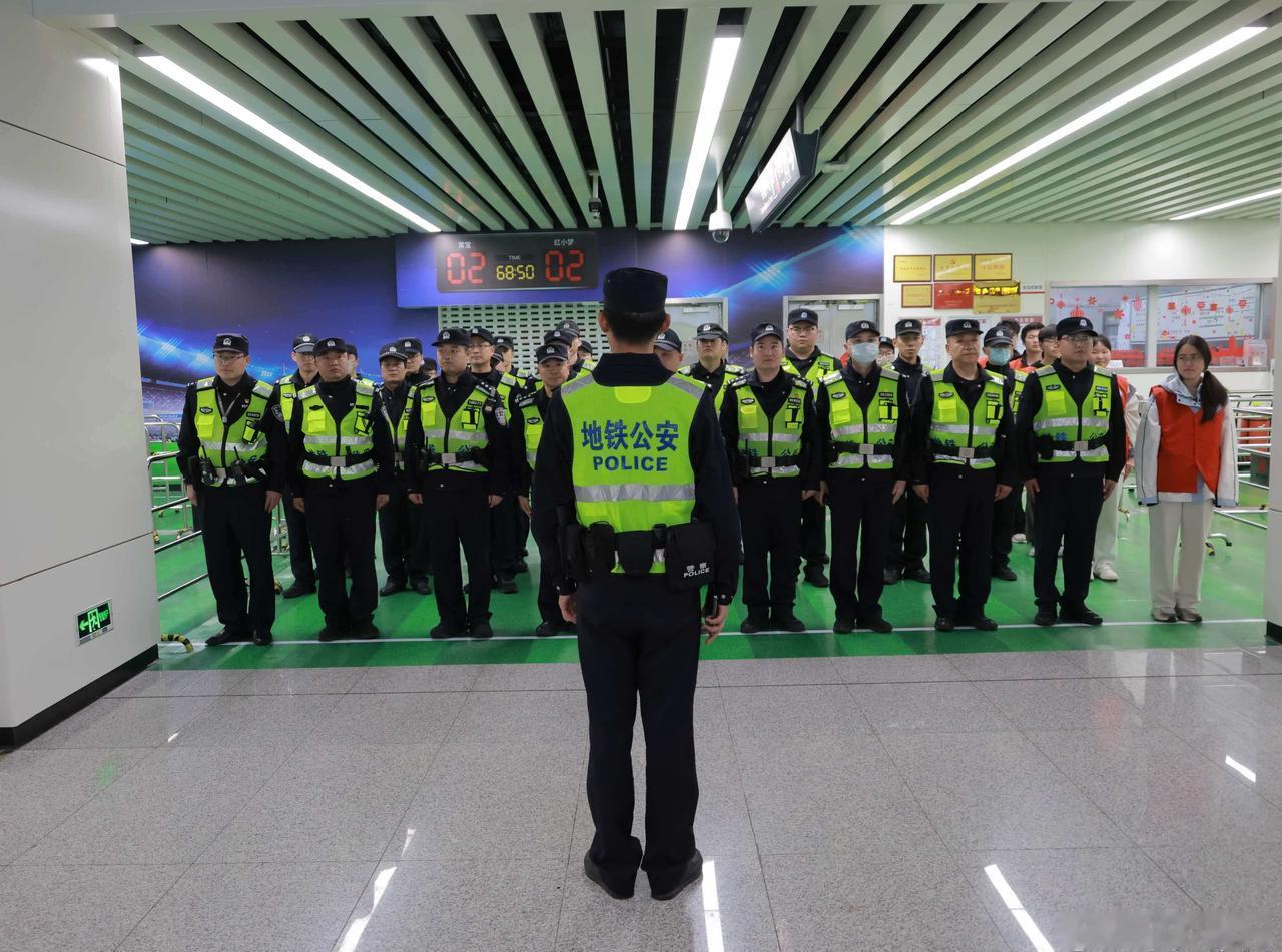 【你们只管欢呼，平安交给我们！】今晚，苏超安保揭幕战点燃了整个常州！公交内保公安