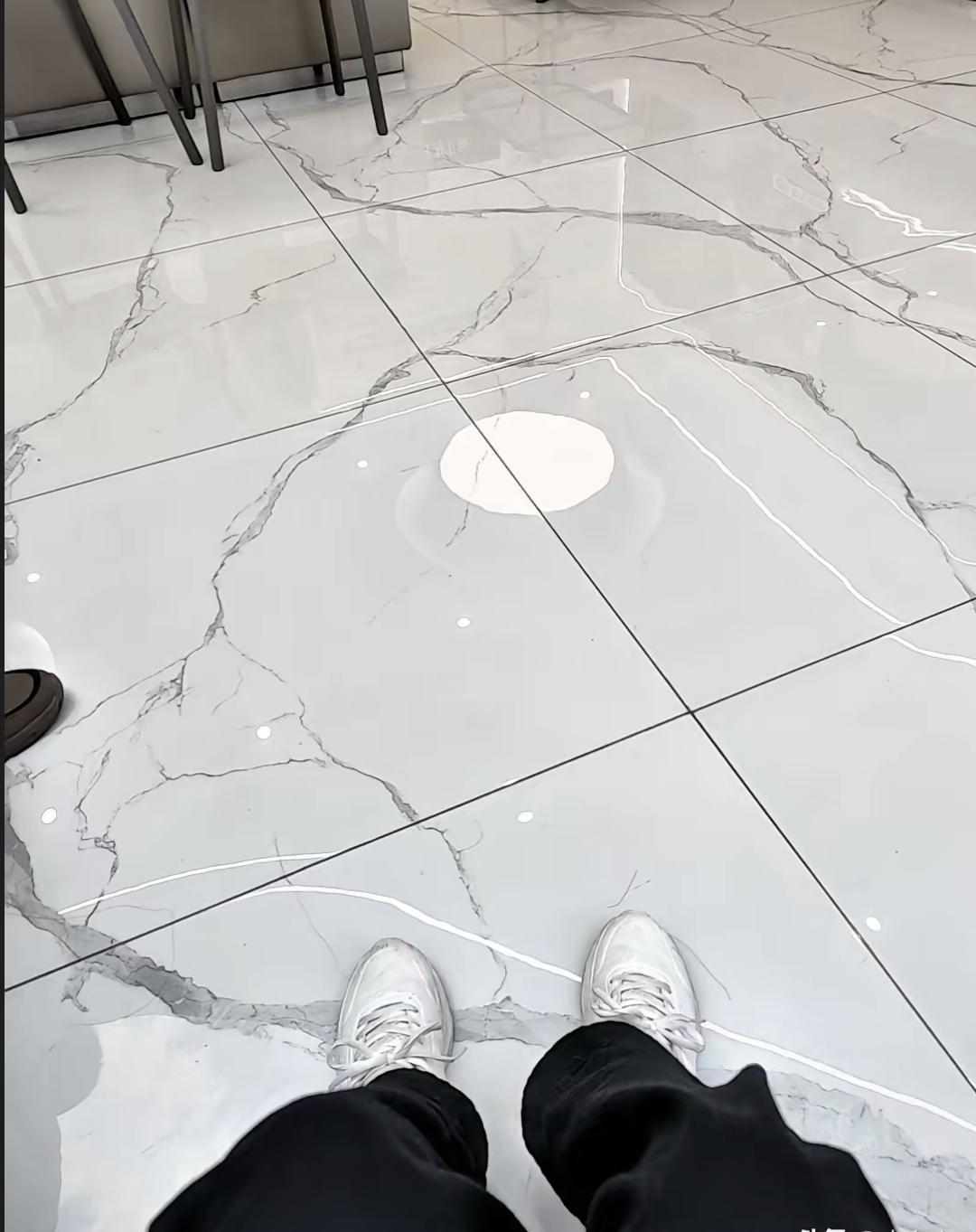 今天去诊所洗牙花了五十多块，十分钟就完了。躺着让医生用个小机器照着牙齿，这边滋滋