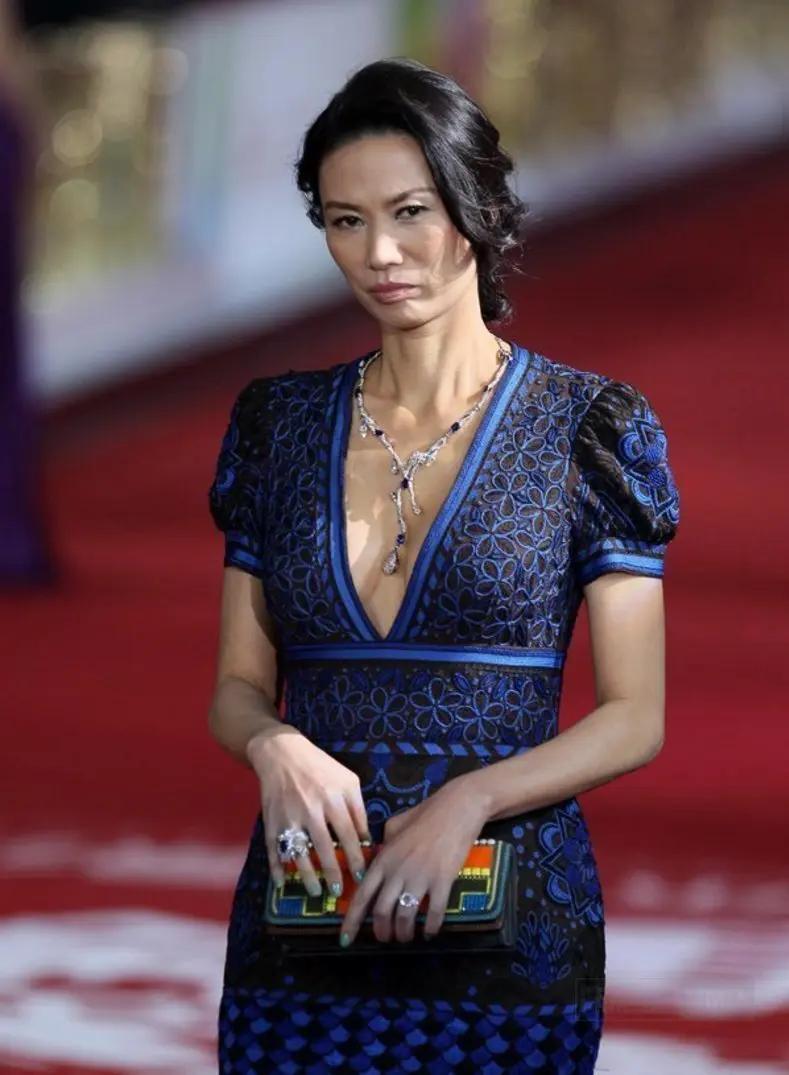 中国最强女人邓文迪，姑且不论容貌是否惊为天人，却能令传媒大亨默多克为之倾倒。从
