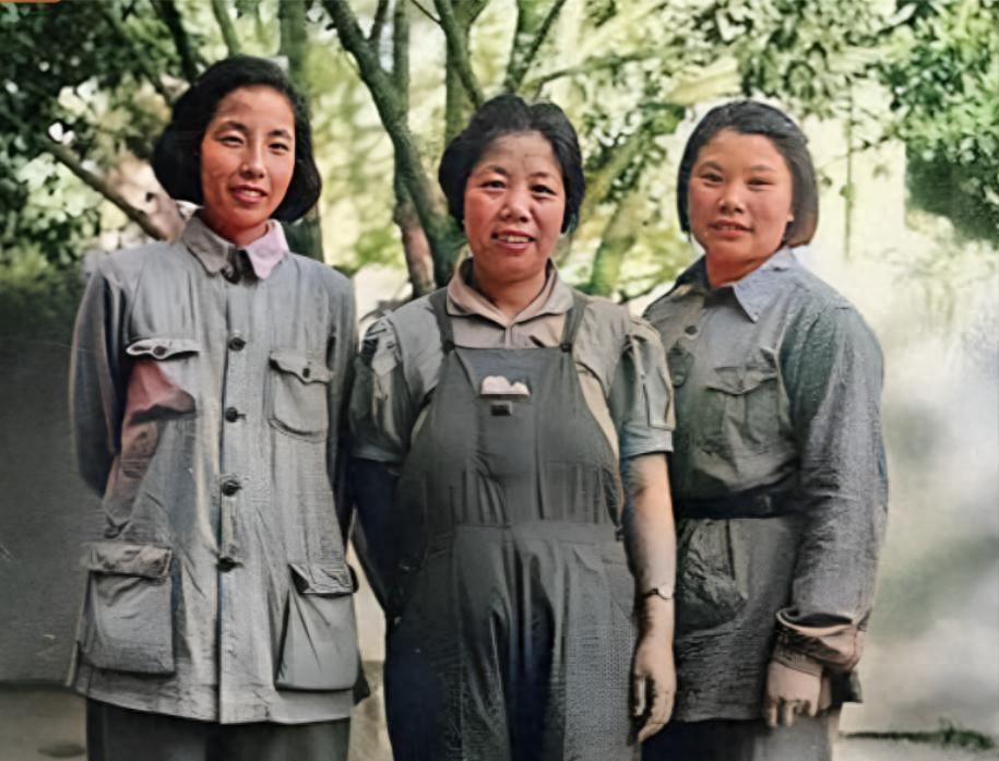 延安时期，三位伟人夫人的珍贵合影照片，左侧这位美丽女士正是彭德怀元帅的夫人19
