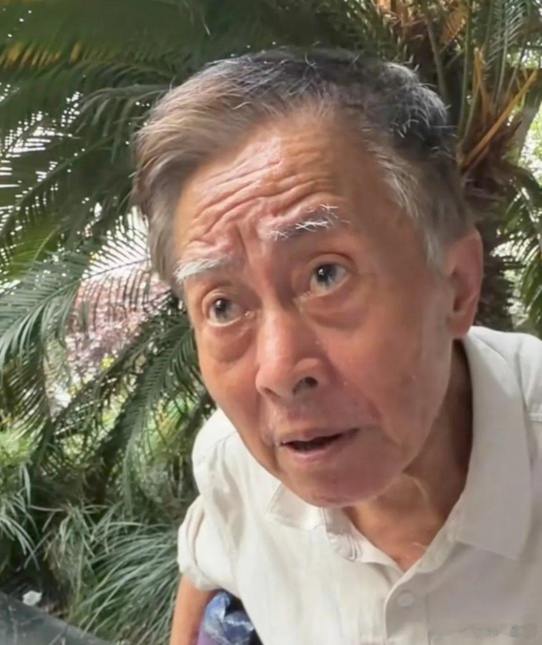上海建工爷叔对天天跟拍他的女粉丝说：“你囗袋里拿出100万看看？”女粉丝