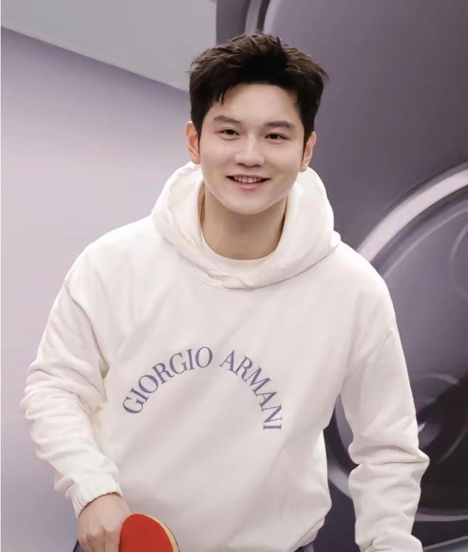 世人只看到樊振东的单打金牌，却没看懂他的强大是“借”来的。王皓陪跑他十年，从少