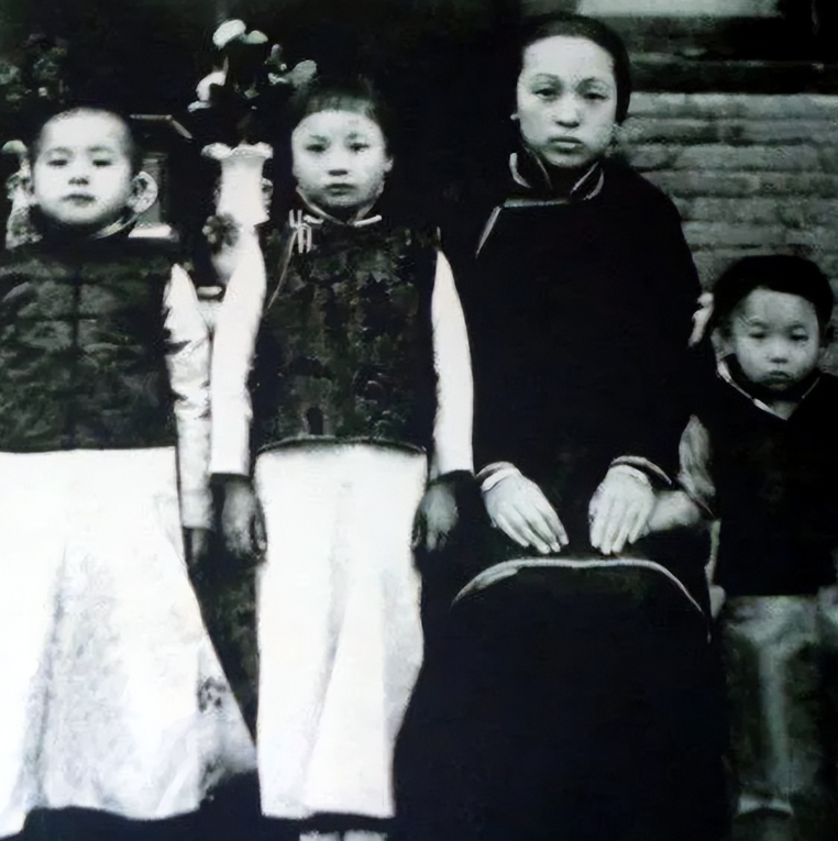 1923年，年近五旬的张作霖刚到天津，偶遇一个身材婀娜的年轻女孩，随从说：“一脸