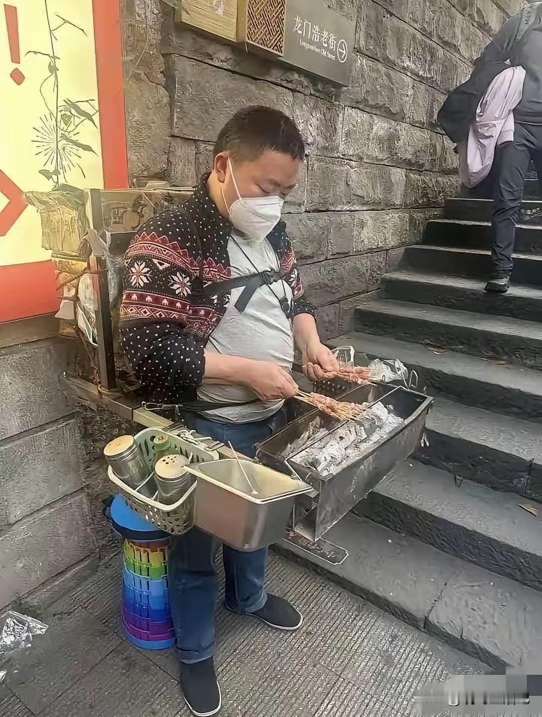 不明白他为什么不弄个小桌子，全挂在身上不累吗？