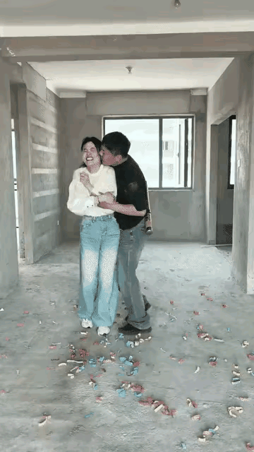 热烈中的男女，终于买上了自己看中的新房，看他们兴高采烈的样子，祝福他们吧。