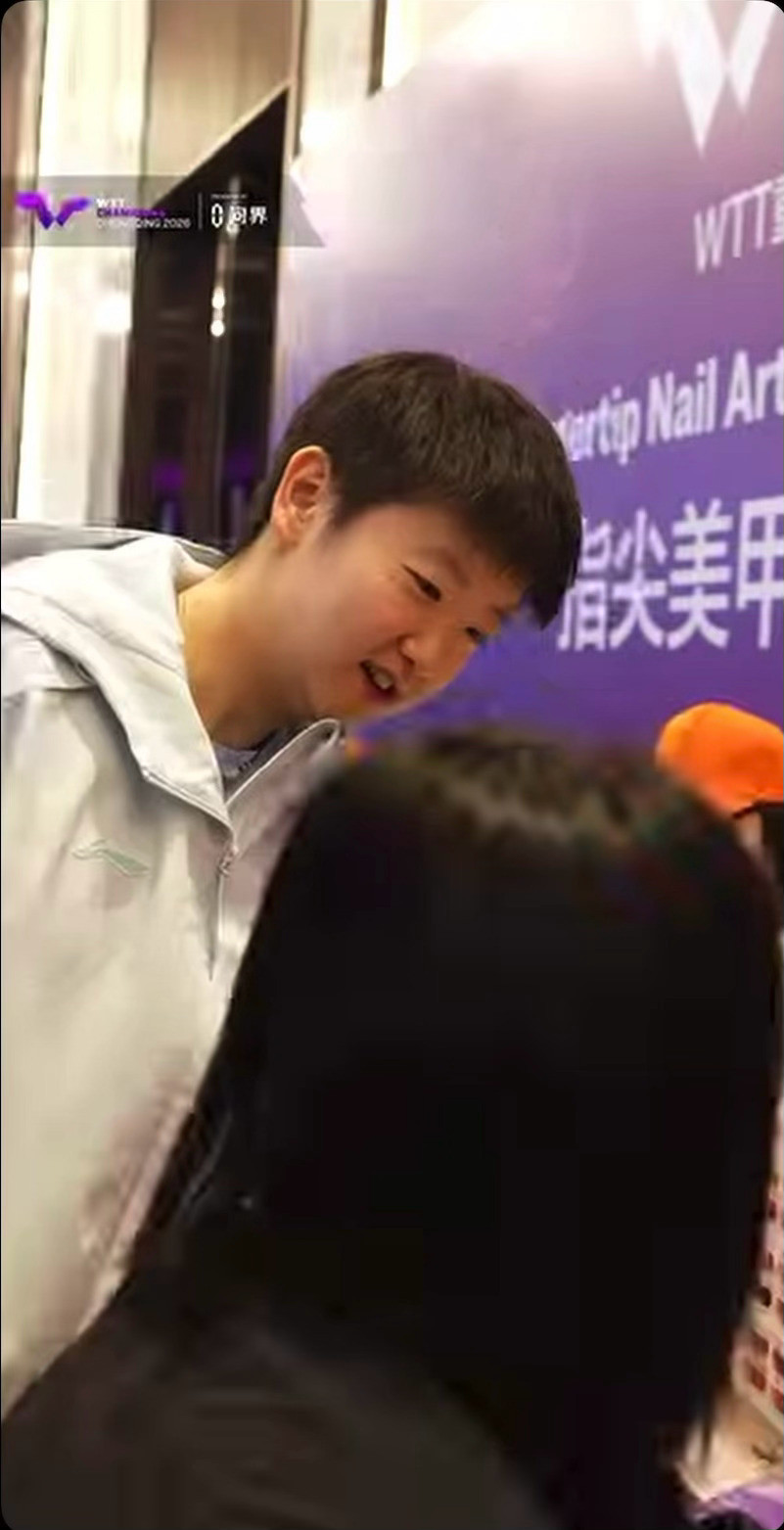 这个晚宴可以做指甲💅（好像是cy？）咪儿就过去看了萌萌宝宝呀咪儿什么时候给自己