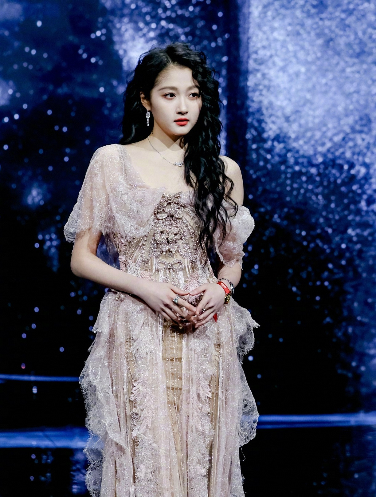 关晓彤的妆造正确此女状态怎么这么好，微博之夜红毯从头到脚都完美🥰