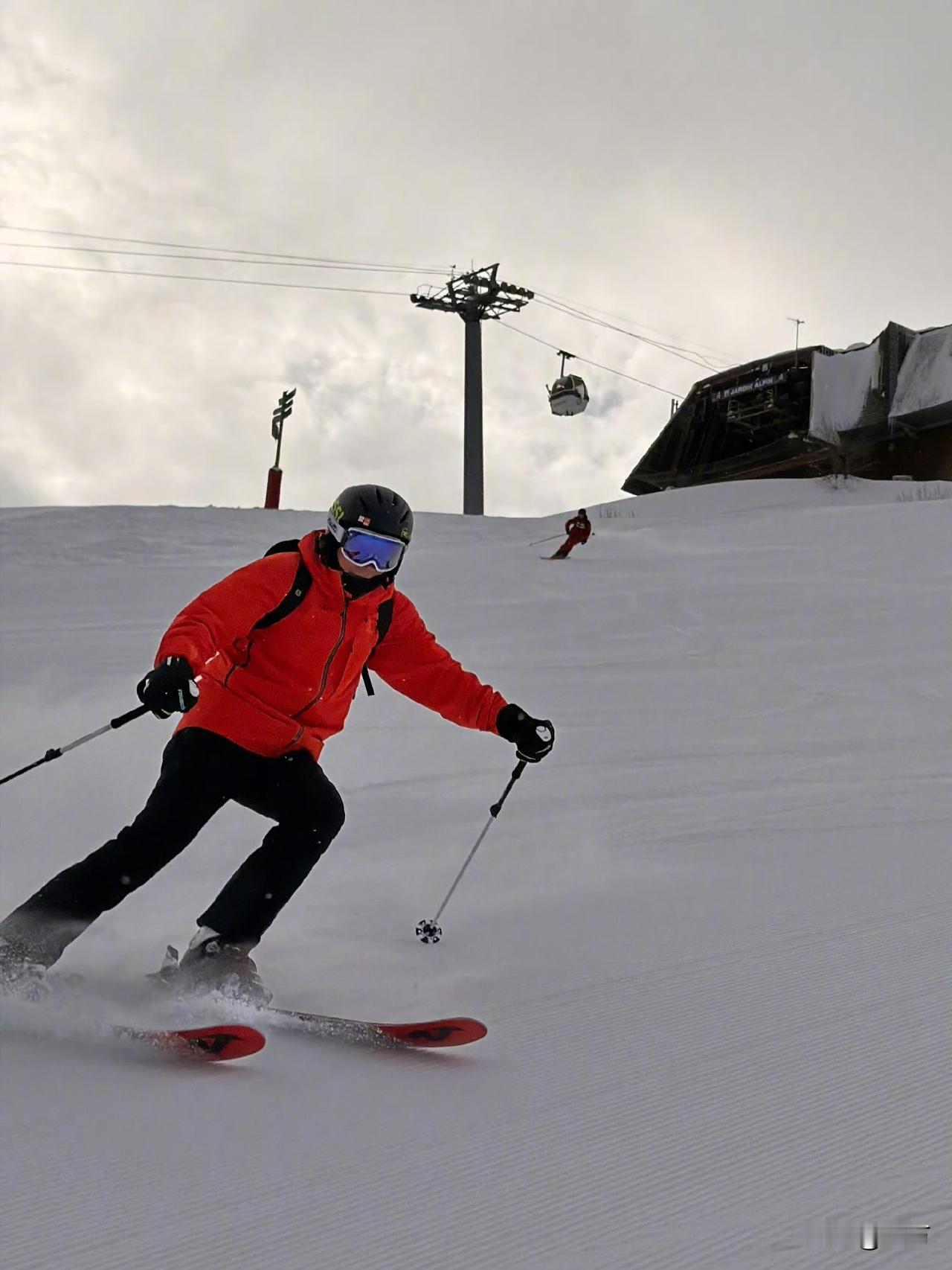 雷军在阿尔卑斯山滑雪！就在刚才，雷军在个人的社交网络放出了一组术照片，他解释
