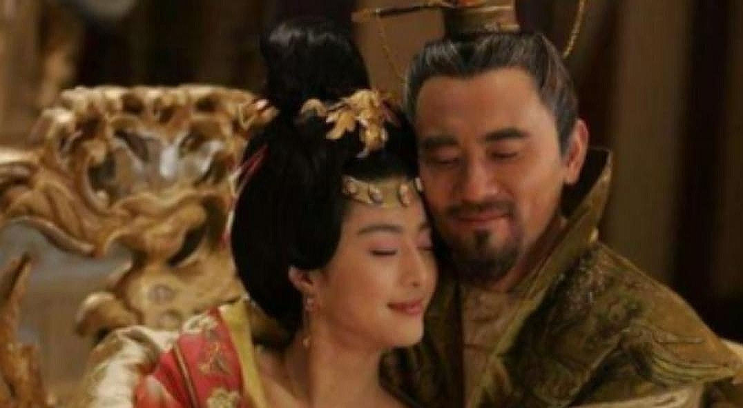 一天深夜，唐玄宗想念梅妃，就派人把梅妃偷偷接来，度过了一个良宵。次日一早，两人还没起床，杨贵妃就冲了
