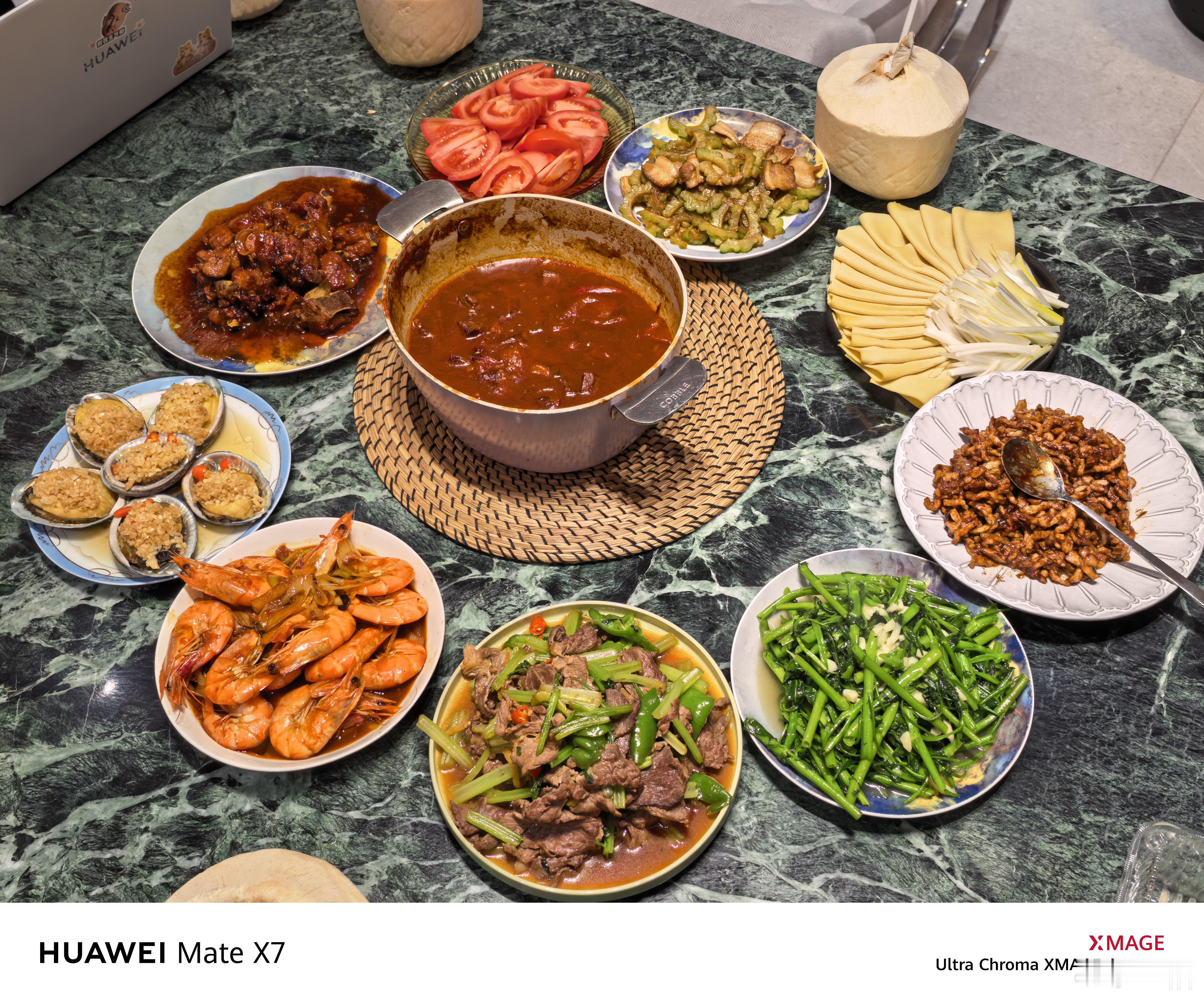 晚饭是我北方朋友煮的有番茄牛腩、京酱肉丝、糖醋排骨、油焖大虾…太好吃辣，实测是