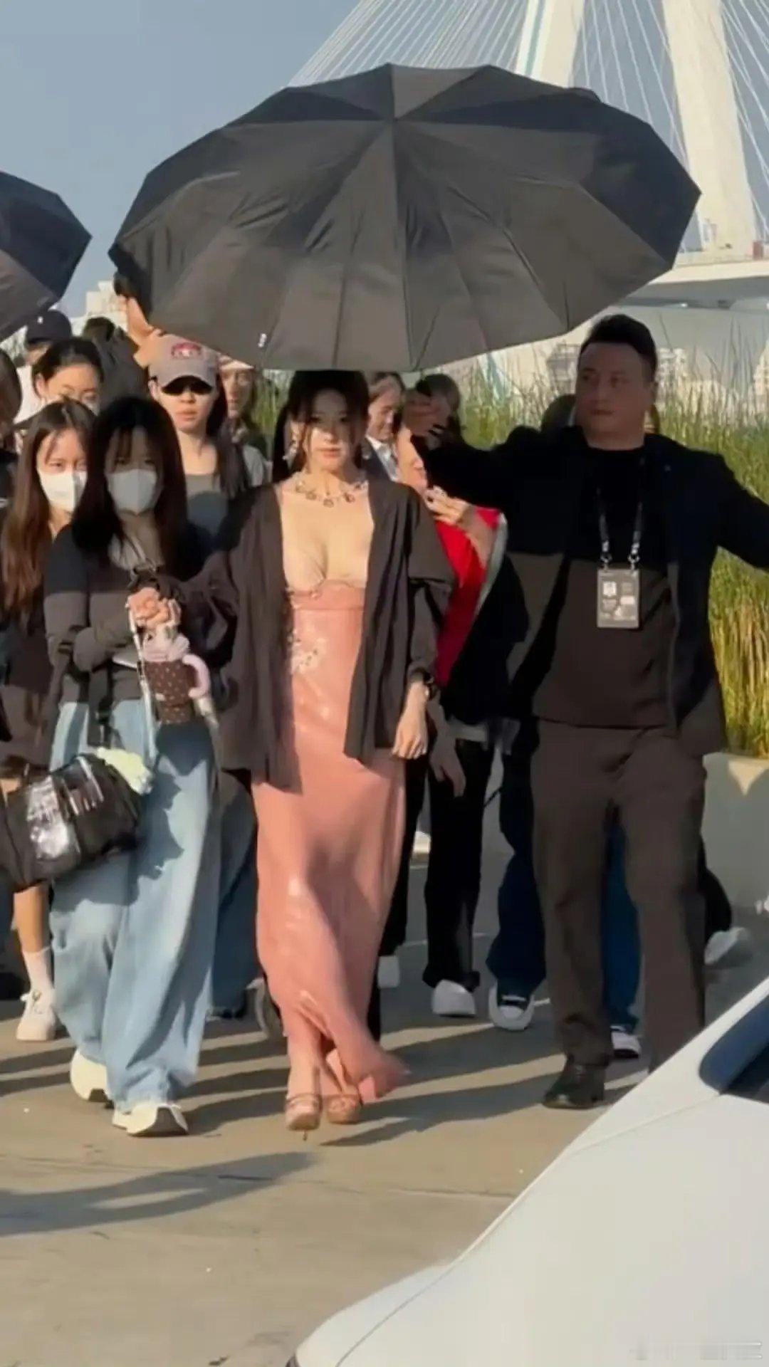 这衣服怎么形容呢。。