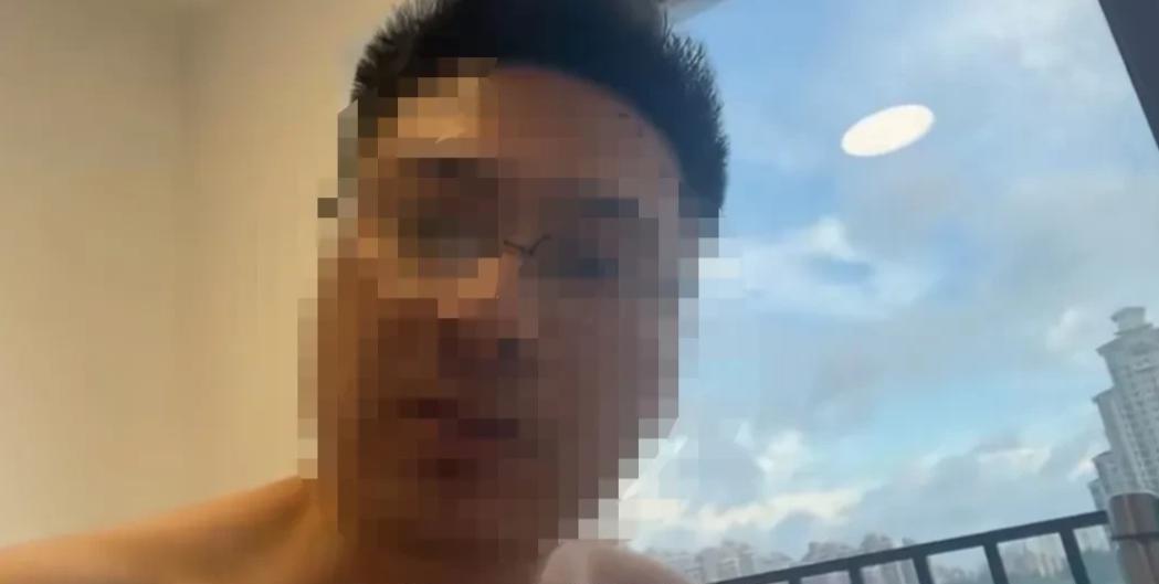 一男子说想念远嫁的女儿，特意坐了一晚上车2000多公里，带了家里的土鸡、土鸡蛋，