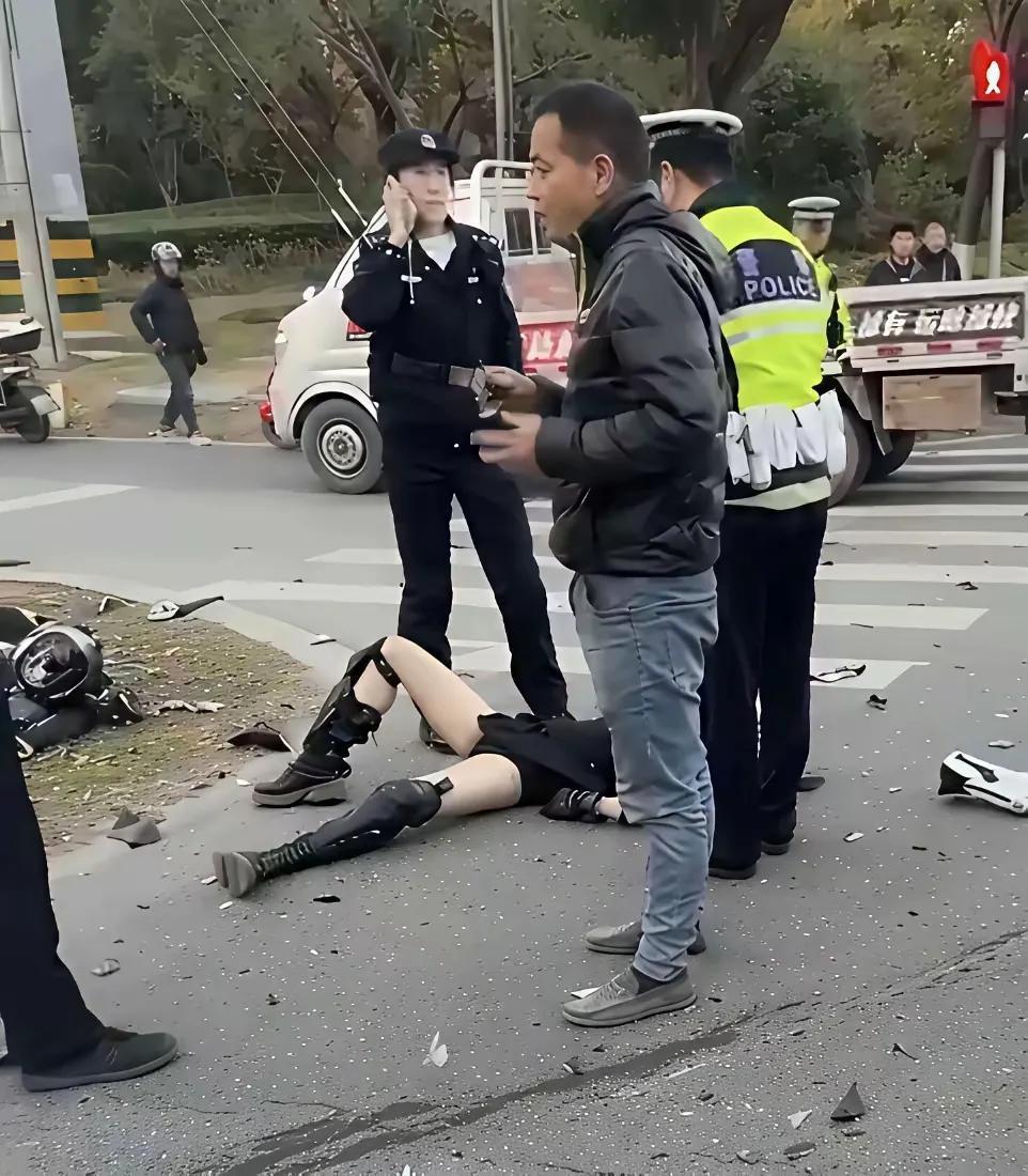 不知道还活着没有？车速绝对很快，否则也不会发生这么大的交通事故。真不理解，一个弱