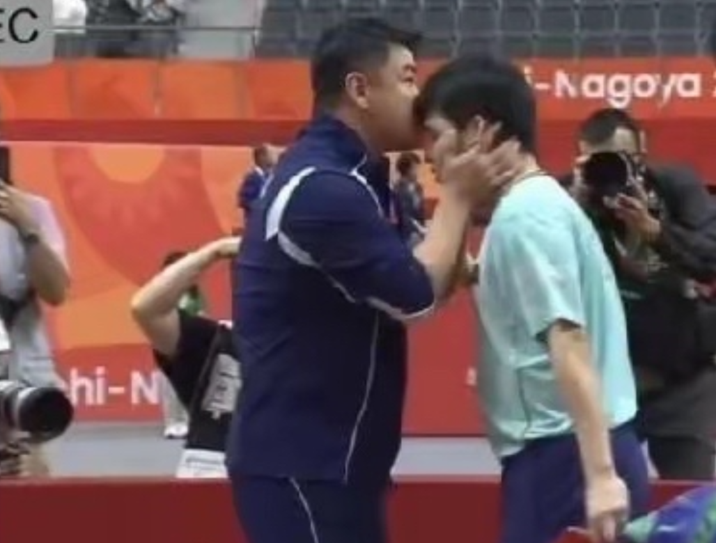 赢球后亲额头，那是当教练的疼爱；可亲完就领着人挨个去见看台上的领导，这味道就彻底变了。00后小将林诗