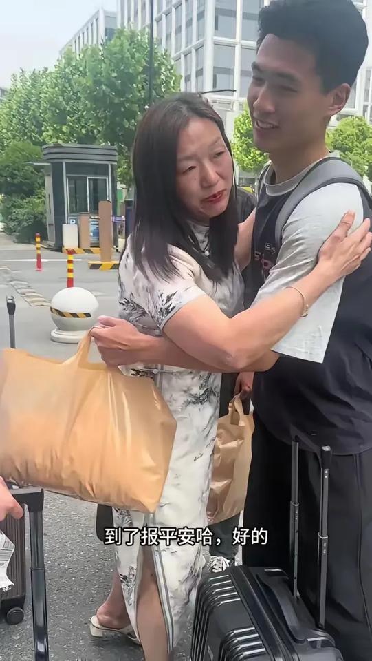 家人们，这暖心一幕看得人眼眶发热！谢浩男妈妈与女儿返程之际，特意为儿子的两位战友