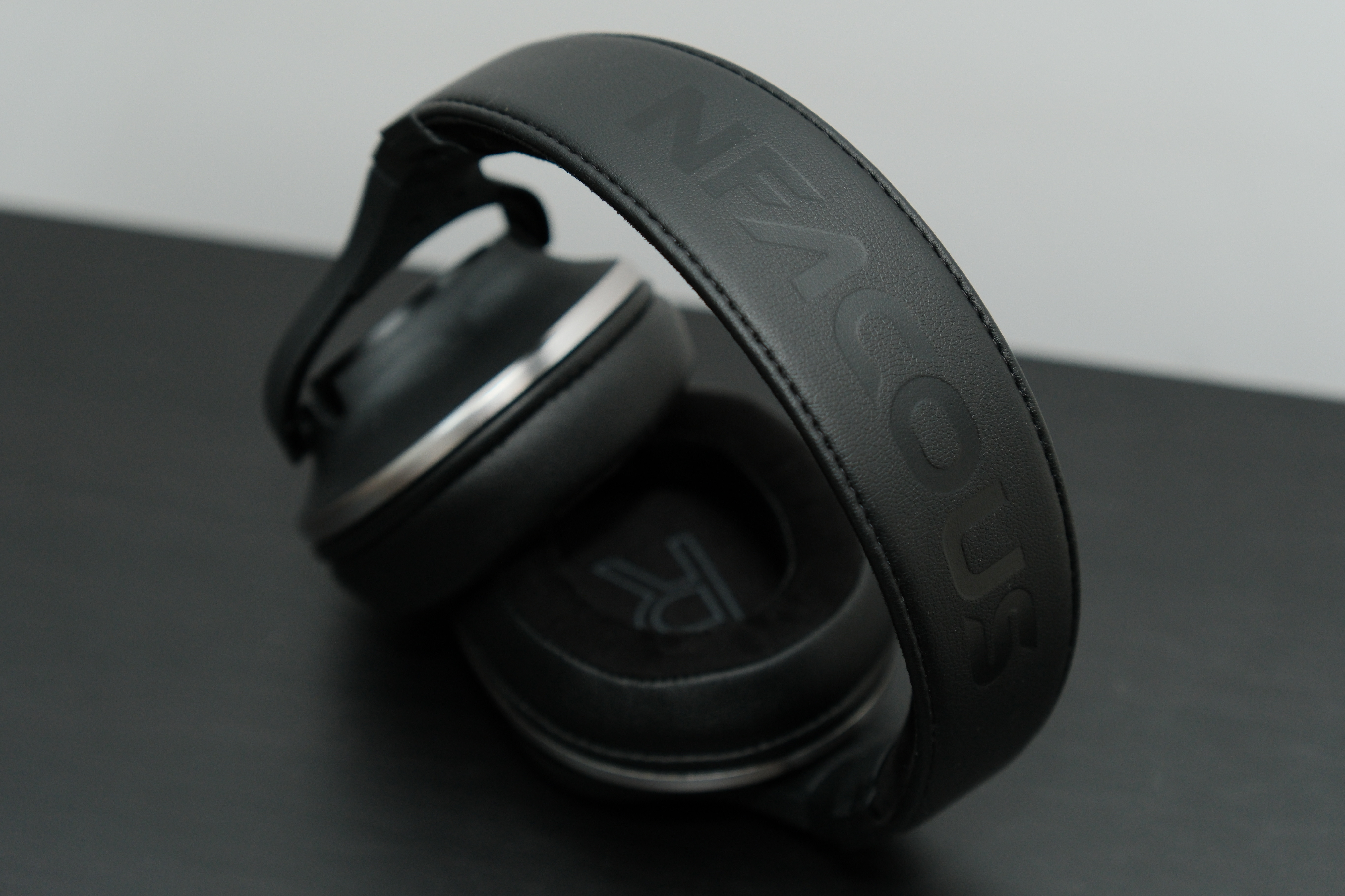 宁梵声学的NH20，这是他们家第一条封闭式的监听头戴耳机，是一条主打干活用的耳机