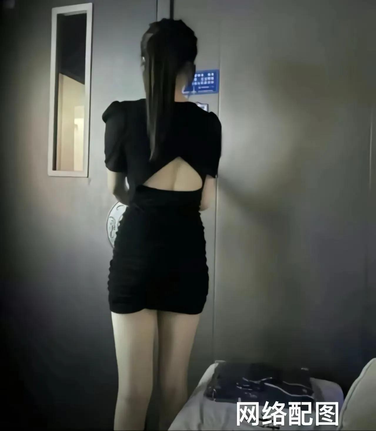 先把结论说清楚：这个男子的行为，已经不是“占便宜”，而是构成强制猥亵罪＋殴打他人