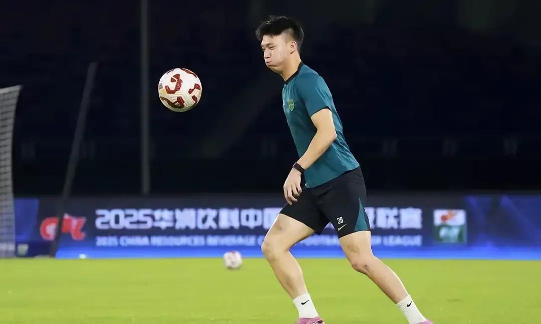 红牌5连击，亚足联盯上中国队沙特封闭热身，贾非凡第78分钟两黄变红。5场5