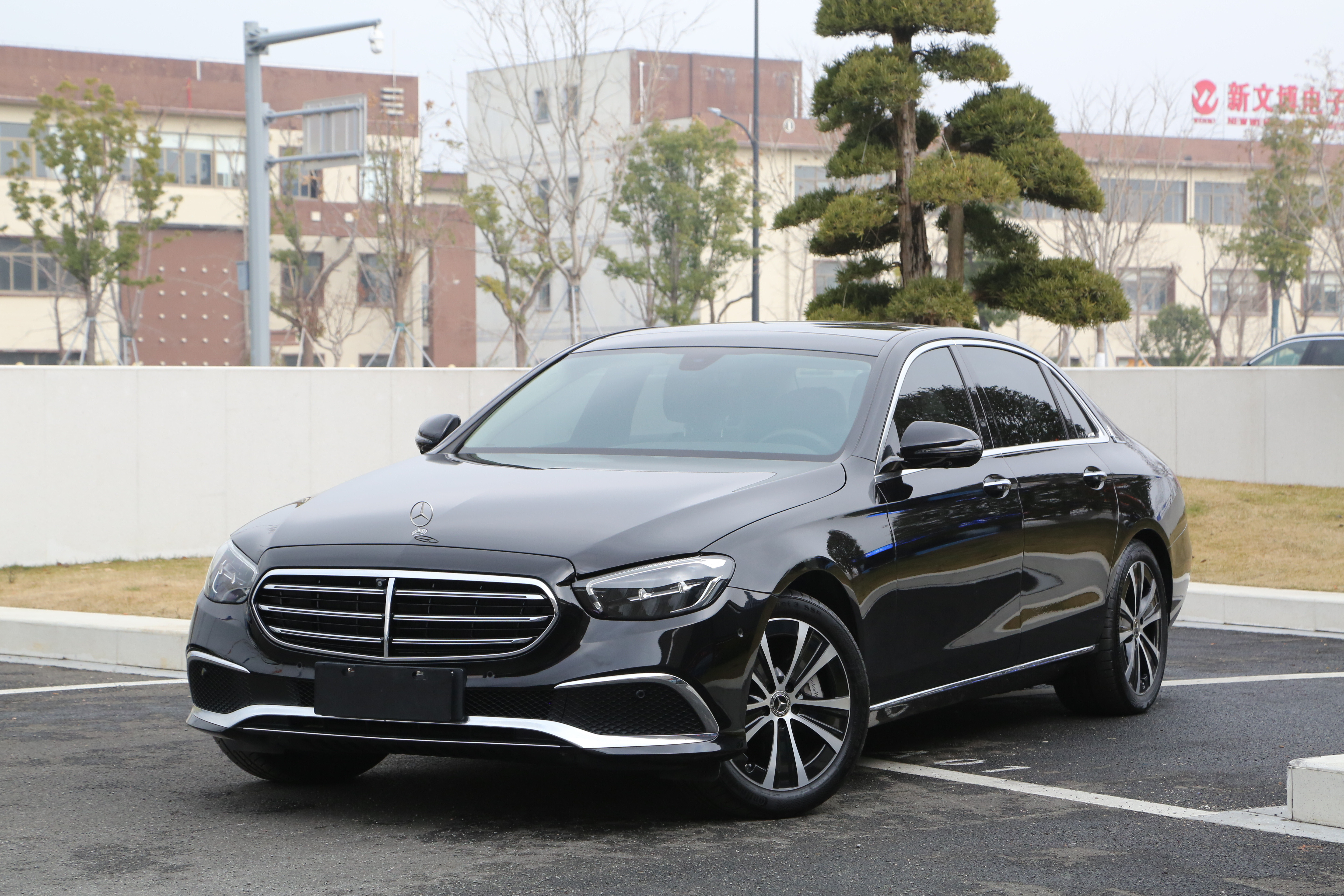 奔驰E350eL新车指导价51万多，二手比油车E级便宜多了