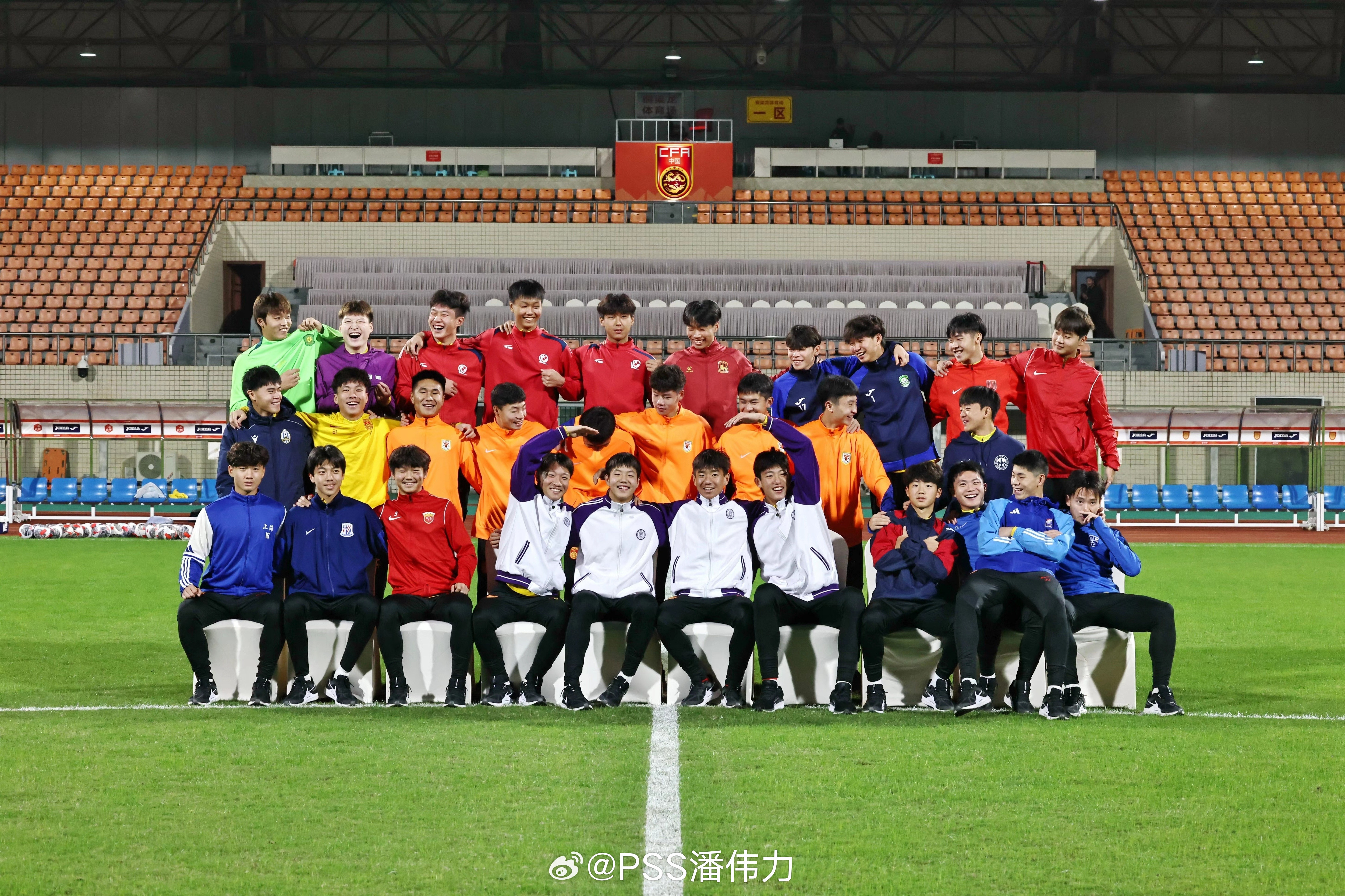 U16国少队安排球员们穿各自俱乐部/机构/学校球衣拍全家福，印象中还是历史头一次