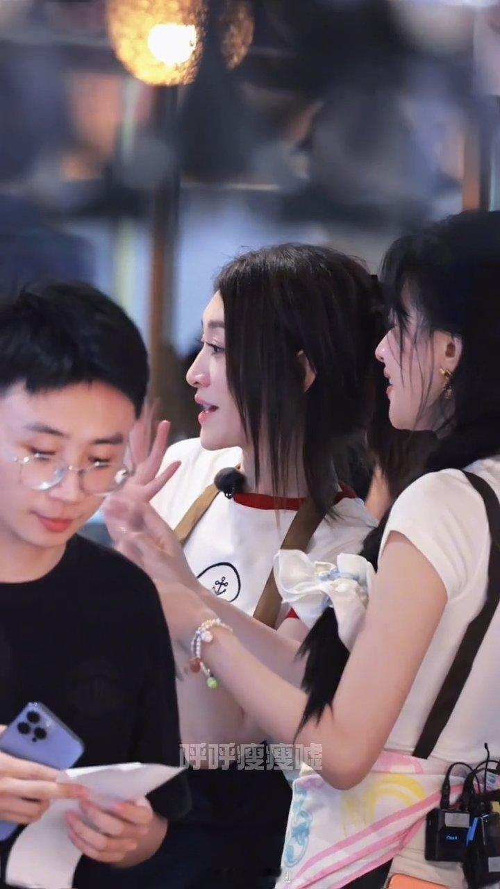 李小冉对孙怡说土味情话不想睡的星期五这个片段刷了一遍又一遍，两个人的互动看着特别舒服​​​