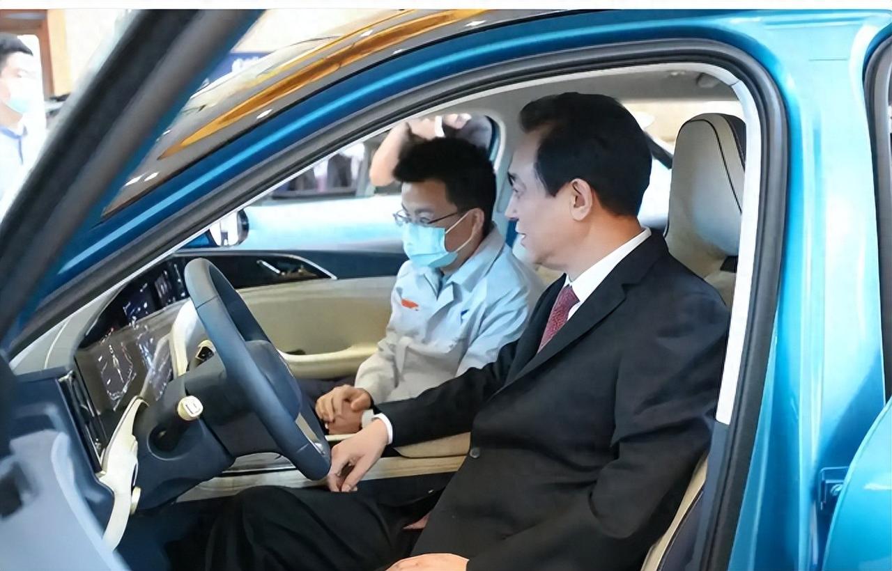 他是许家印的哥哥，曾经站在恒大财富版图旁边，如今也被卷入风波。恒大倒下后，很