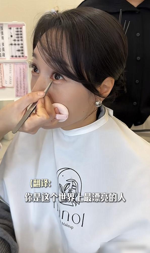 朱丹在韩国爆改自己，进去的时候是大妈，出来成甜美少女，感觉整个人都不一样了。近日