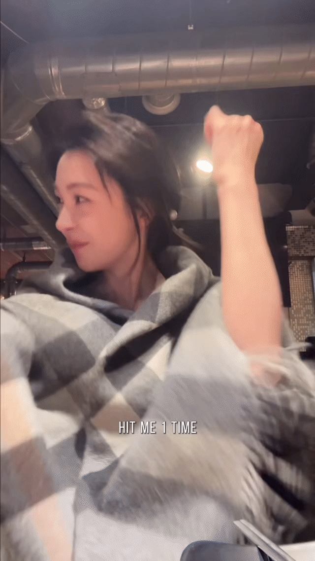 易梦玲模仿JYP顶胯美女搞笑起来真是挡不住！易梦玲边烤肉边顶胯，完美复刻JYP