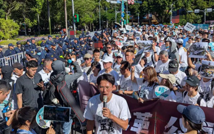 民众党“百人走读”与警方对峙　怒吼“赖清德下台”今天（30日）是柯文哲住家、