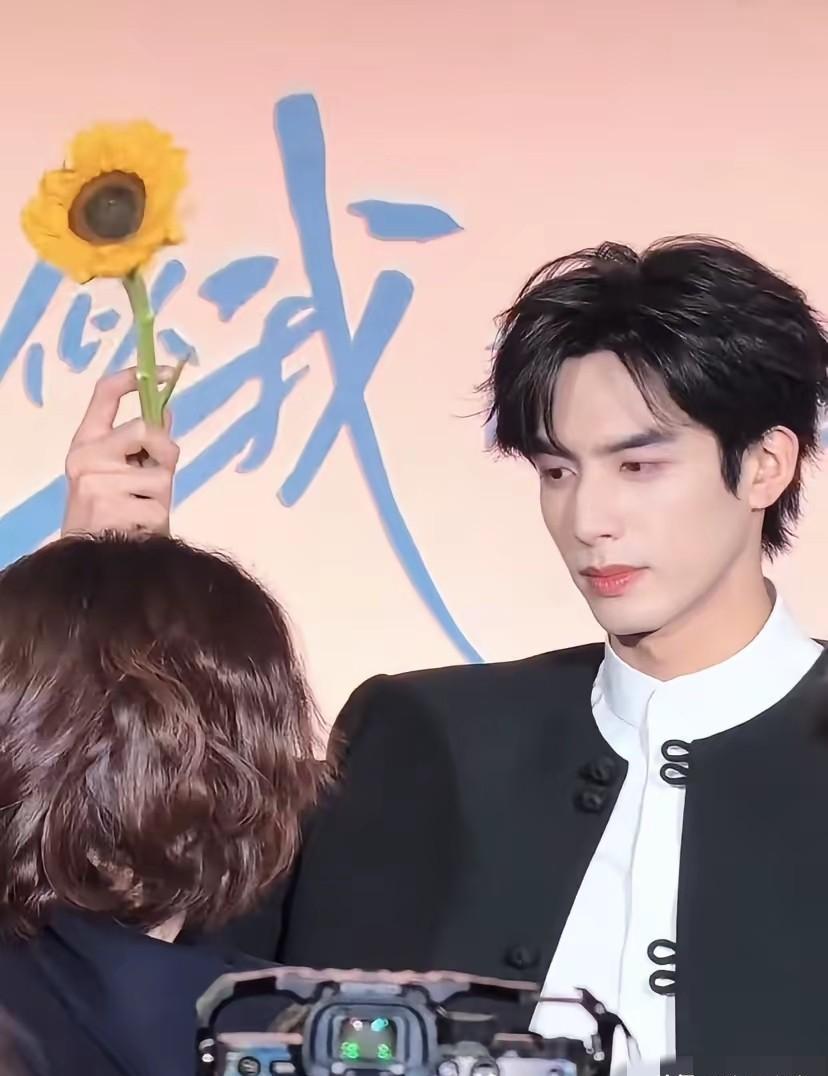 宋威龙看赵今麦的眼神，真的藏不住事。花絮里他递水杯时手指的停顿，杀青宴上隔着人