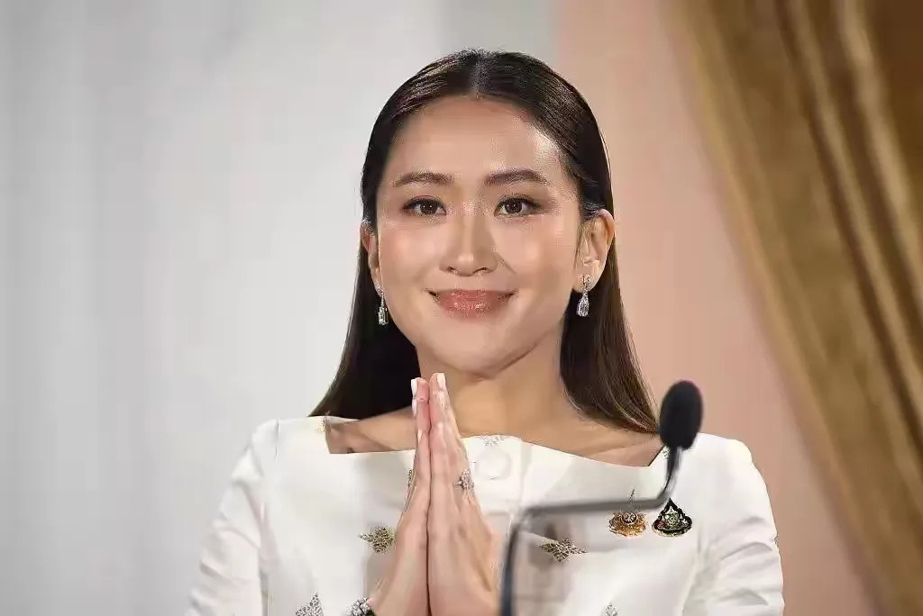 尽管佩通坦被暂停了职务，但为泰党依旧紧密团结，257票强推预算案无疑是铁证！这个