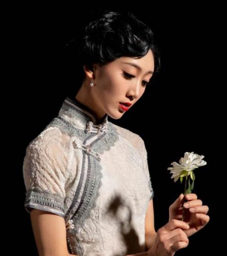 1941年，一个女囚被捕入狱后，监狱长一脸得意，解开衣扣就朝她扑了过去。可是，谁