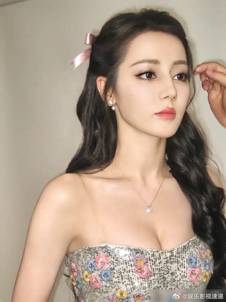 别再扯什么“男主运”了。迪丽热巴真正的问题，是她这张脸的攻击性，正在“杀死”内娱