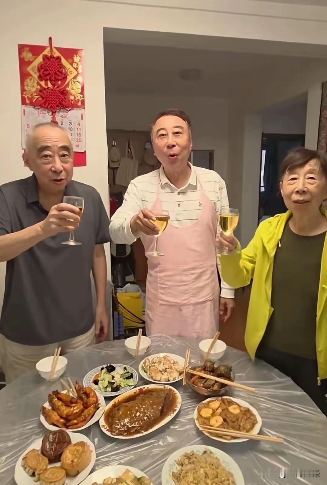 冯巩老师下厨房炒菜了，扎着围裙，菜做的也比较丰盛，看着就想吃一口，这应该是在家里