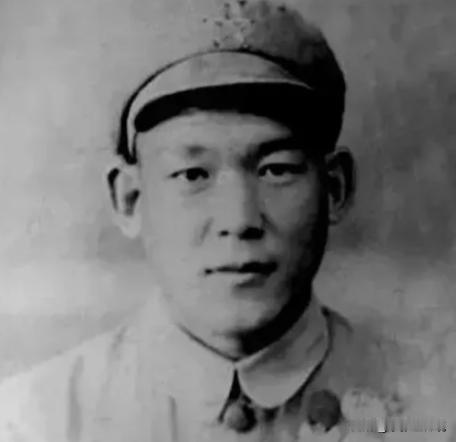 1951年，志愿军排长被13名美军包围，美军见他不断咳嗽，嘴角都咳出了血，顿时面