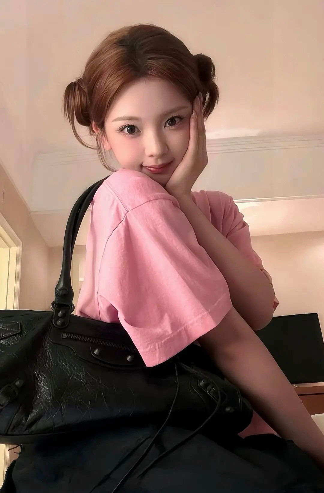 杨超越穿巴黎世家还能这么萌