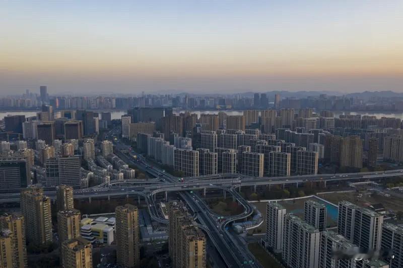 杭州楼市：拿2025年4月和当下房价做对比，上城区、西湖区从3.8万降到3.